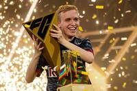 Das Wunderkind hat erneut zugeschlagen und sich den WM-Titel geschnappt: Anders Vejrgang krönt sich in Berlin zum Weltmeister in EA SPORTS FC 24!