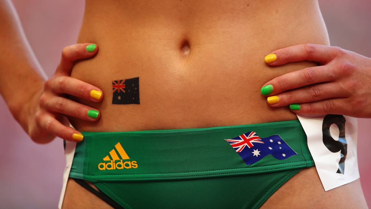 Doppelt hält besser: Michelle Jenneke zeigt auf der Kleidung und dem Körper aus welchem Land sie kommt