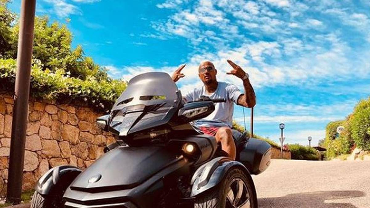 Während viele Fußball-Stars noch bei der WM in Russland weilen, genießen andere ihren Urlaub mit ihren Familien und Freunden.Kevin-Prince Boateng zum Beispiel. Aber was fährt der Eintracht-Star denn bitte hier? 