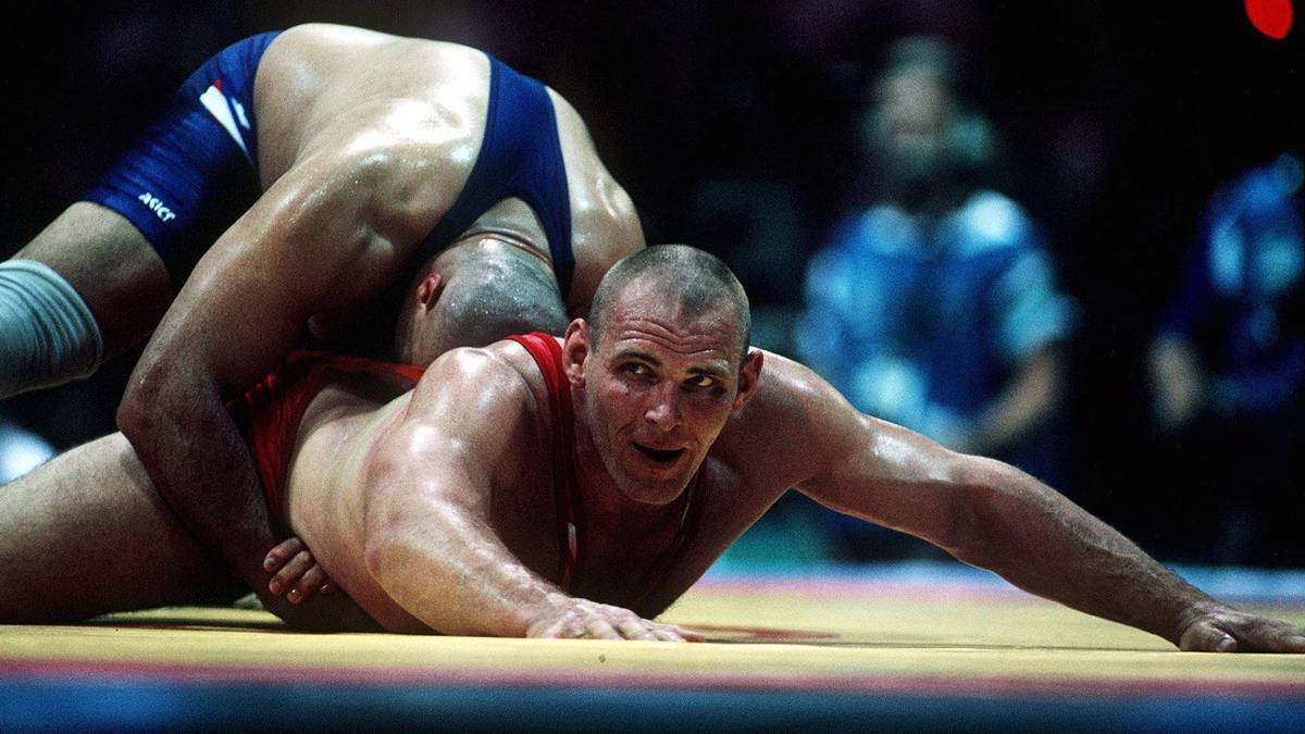 ALEKSANDR KARELIN: Der Russe gilt unabhängig von der Stilart als erfolgsreichster Ringer aller Zeiten. Mit vier Olympischen Medaillen - darunter dreimal Gold -, neun WM- und zwölf EM-Titeln dominierte er seine Sportart vor allem in den 90er Jahren nach Belieben. Sein Markenzeichen war der verkehrte Ausheber raus dem Stand, der nach ihm benannte "Karelin-Lift"
