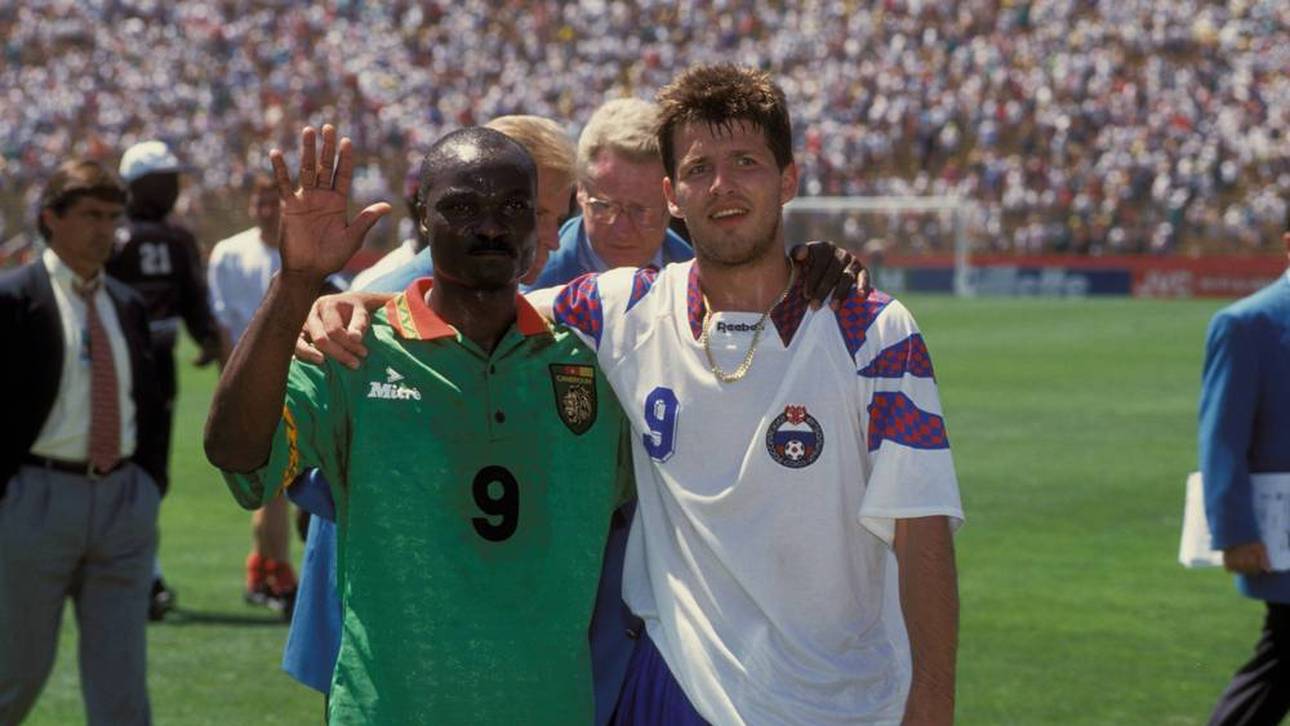 Roger Milla (Kamerun, li.) und Oleg Salenko (Russland) 