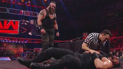 Roman Reigns (u.) und Braun Strowman zogen bei WWE Monday Night RAW den Ring in Mitleidenschaft