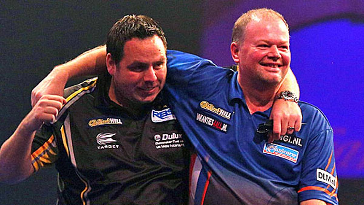 Raymond van Barneveld und Adrian Lewis scherzen nach den historischen neun Darts. Am Ende lacht nur Barney - er gewinnt die Partie