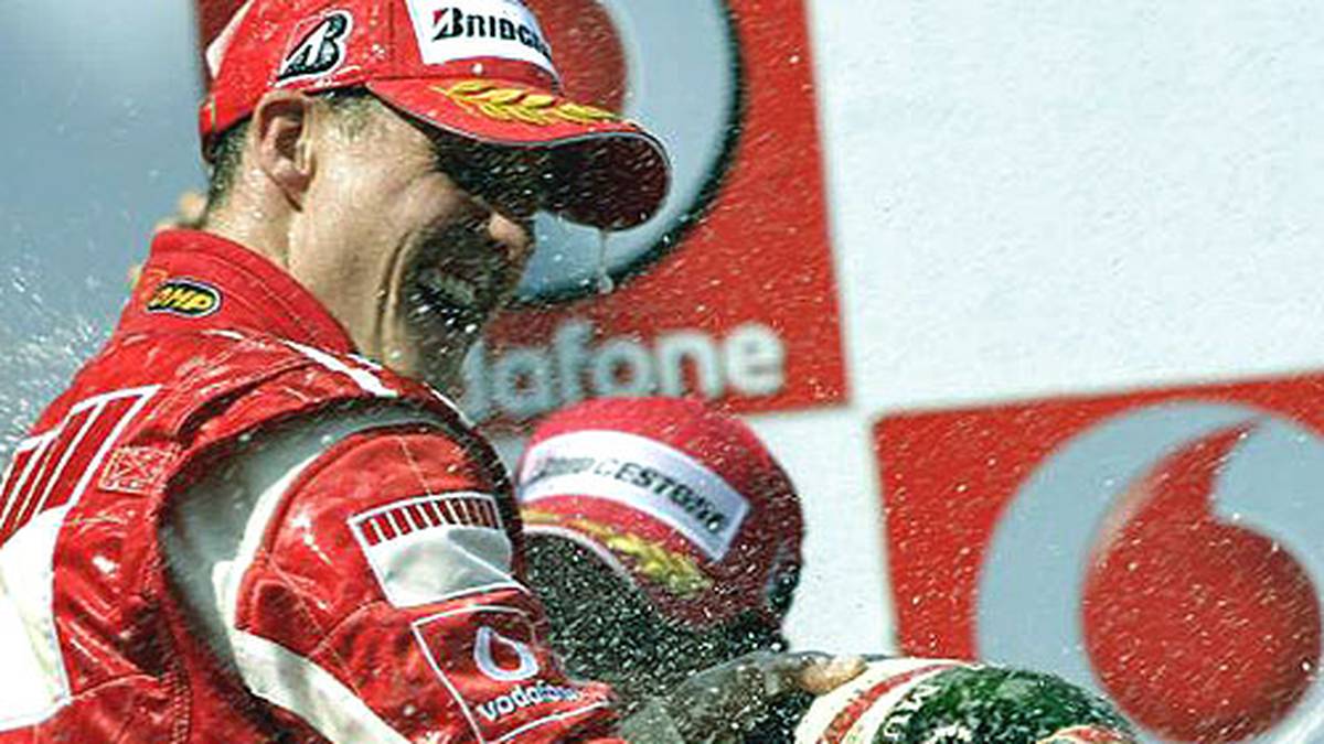 Um die Jahrtausendwende ist Michael Schumacher das Maß aller Dinge am Nürburgring. Mit fünf Erfolgen in der Eifel, in der zu dieser Zeit der Große Preis von Europa ausgetragen wird, ist er Rekordsieger auf dem Traditionskurs
