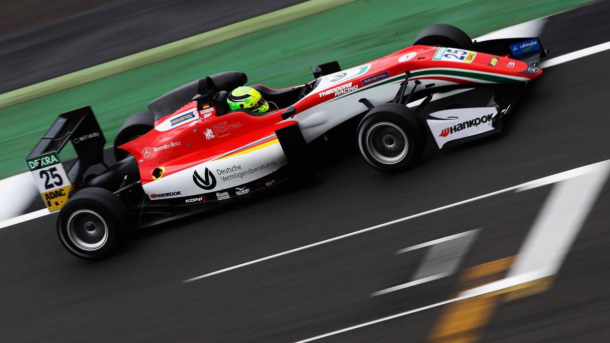 Neben seinem Engagement in der Formel 2 wird Schumacher in der "Ferrari Academy" als Simulatorpilot anheuern und zudem ausgewählte Testfahrten absolvieren. Der erste Schritt in die Königsklasse