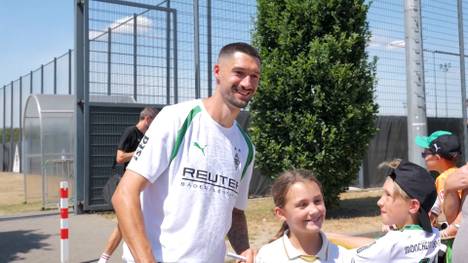 Tim Kleindienst ist zurück bei Borussia Mönchengladbach. Pünktlich zum Trainingsauftakt war der Stürmer wieder mit von der Partie und zeigte sich entsprechend gut gelaunt.