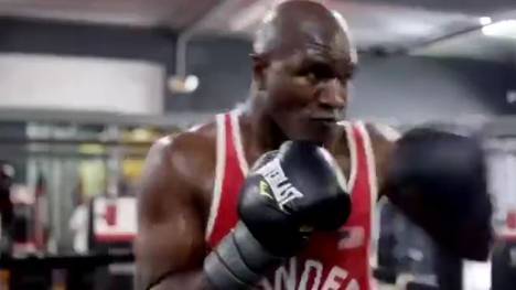 "Ich bin zurück!" Holyfield kontert Tyson-Video

Mike Tyson hatte zuletzt mit einem millionenfach geklickten Video seine Absicht untermauert, wieder in den Ring zu steigen. Nun hat sich auch sein langjähriger Erzfeind Evander Holyfield zurückgemeldet.
