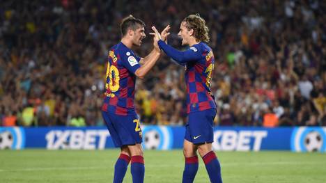 BARCELONA, SPAIN - AUGUST 25: Antoine Griezmann of Barcelona celebrates scoring his team's first goal with teammate Sergi Roberto during the Liga match between FC Barcelona and Real Betis at Camp Nou on August 25, 2019 in Barcelona, Spain. (Photo by Alex Caparros/Getty Images)