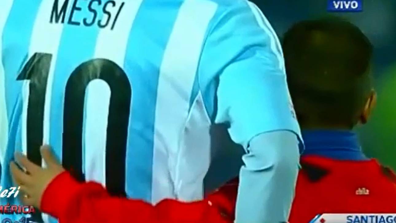 Balljunge bittet Messi um Selfie