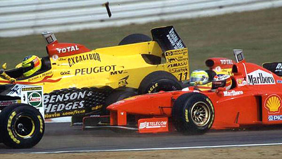 1997 beim damaligen Großen Preis von Luxemburg rammen sich die beiden Schumachers Ralf (l.) und Michael gegenseitig von der Strecke. Michaels WM-Konkurrent Jacques Villeneuve gewinnt das Rennen und später auch den Titel