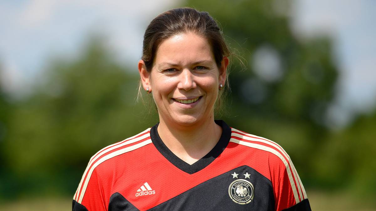 Ebenfalls als Physiotherapeutin im Team arbeitet Cathrin Junker, sie übernahm die komplette Betreuung bei den US Open. Junker ist auch bei den Nachwuchsteams der DFB-Frauen tätig. Sie macht Kerber abseits des Feldes mit Ernährungsplänen, Fitness- und Aufwärmübungen fit. Und ganz wichtig: "In New York habe ich Angie ständig daran erinnert, dass sie genug trinkt"