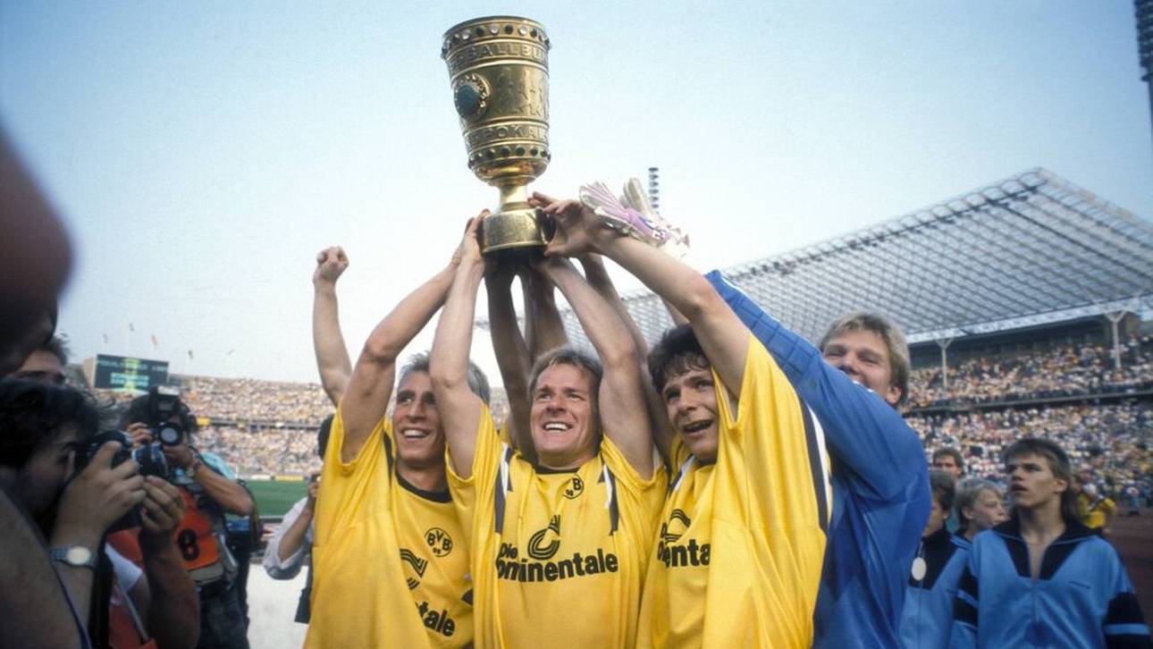 Murdo MacLeod (2.v.l.) bejubelt den Pokalsieg mit Günter Kutowski, Andreas Möller und Wolfgang "Teddy" de Beer