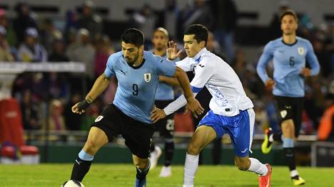 Uruguays Luis Suarez (links) setzt sich in Zweikampf durch