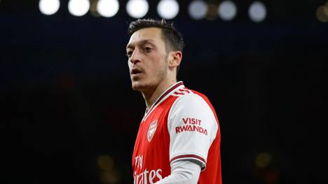 Mesut Özil hat sich über seine Zukunft beim FC Arsenal geäußert und sich klar positioniert. Außerdem: Ein Nationalspieler ist auf dem Sprung ins Ausland.
