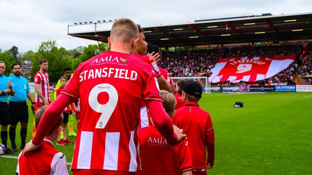 Exeter-Fans ehrten Vereinslegende Adam Stansfield mit einer Choreo seines Trikots vor Sohn Jay. 