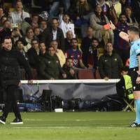 Komplette Eskalation beim FC Barcelona! Im Champions-League-Kracher gegen PSG kassiert nicht nur Trainer Xavi einen Platzverweis.