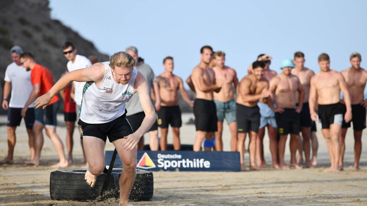 Tagsüber geht es noch einmal heiß her, ob am Strand mit Lkw-Reifen im Schlepptau...