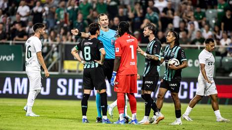 Der kroatische Referee Duje Strukan stand bei einem irren Europapokal-Thriller im Mittelpunkt