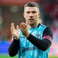 Lukas Podolski übt scharfe Kritik an der Führung des 1. FC Köln. Seine eigene Zukunft lässt er noch offen.