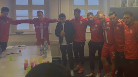 Florian Riedel ergreift in der Kabine das Wort vor seinem letzten Spiel auf dem Platz. Für Havelse ist er gegen München zum 168. Mal am Ball, wenn er eingewechselt wird. 