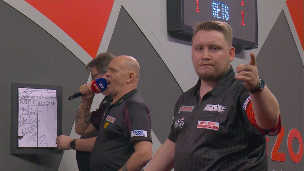 Martin Schindler holt seinen ersten Sieg bei einer Darts-WM und sorgt mit einem 170er-Finish für das Highlight des Spiels.