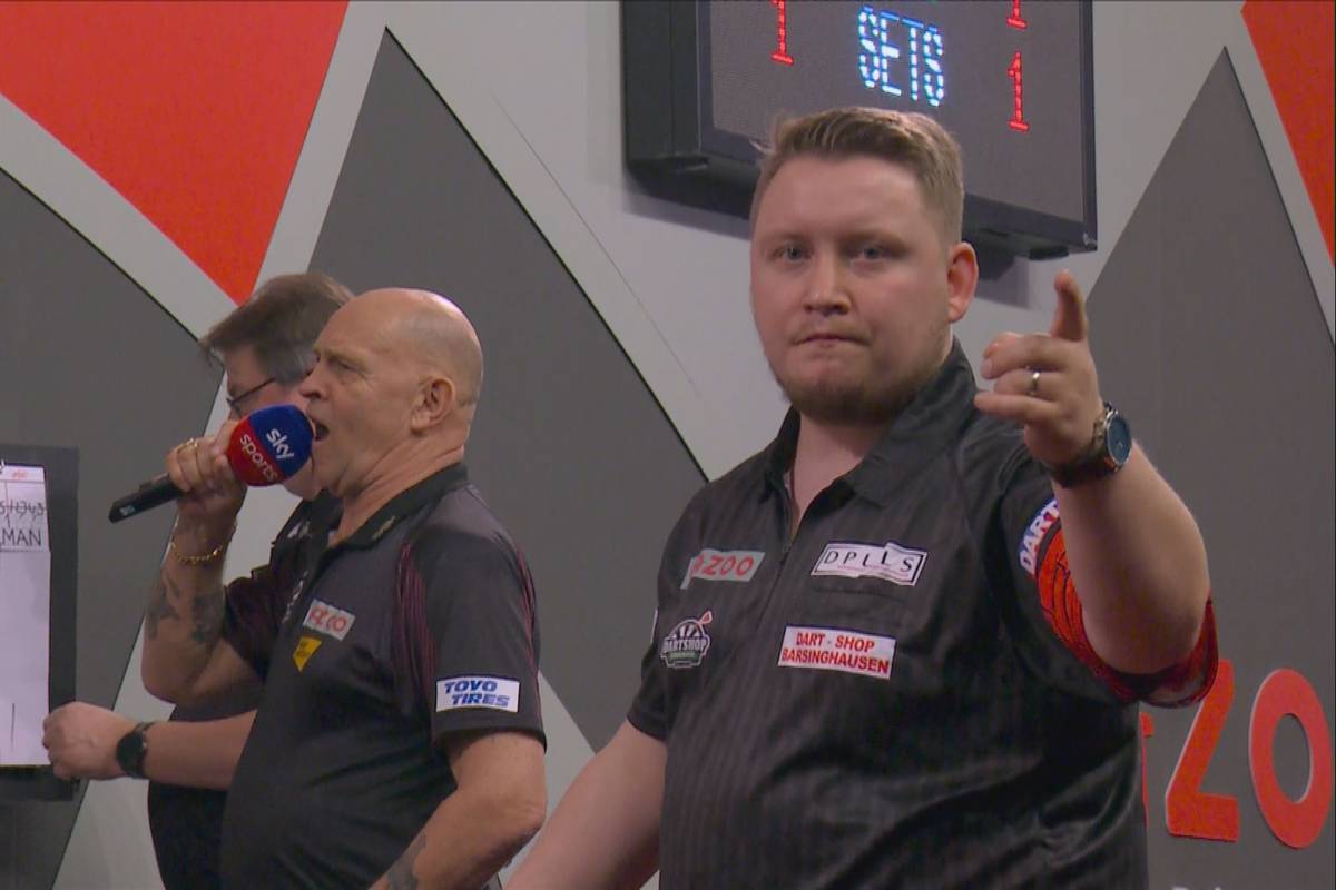 Martin Schindler holt seinen ersten Sieg bei einer Darts-WM und sorgt mit einem 170er-Finish für das Highlight des Spiels.