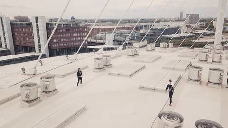 Alexander Zverev und Andy Murray spielen im Rahmen des ATP-Turniers in Köln eine Runde Tennis - auf dem Dach des Austragungsortes, der Lanxess-Arena.