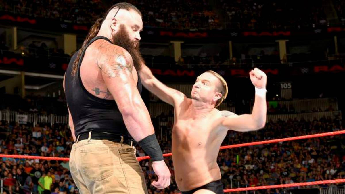 James Ellsworth (r.) ist durch sein Match gegen Braun Strowman zum WWE-Kultstar geworden