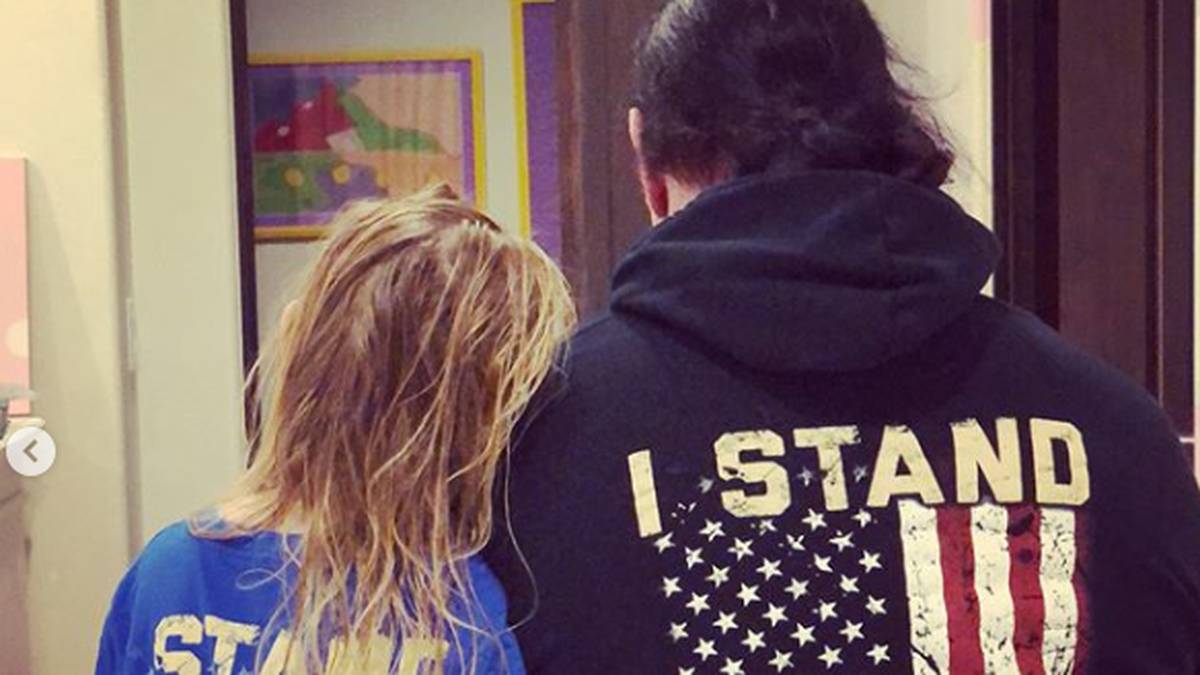 Politisch ist der Undertaker generell konservativ eingestellt, spendete mehrfach für die Waffenlobby-Organisation NRA und republikanische Politiker. Der Hymnen-Protest in der NFL missfiel ihm - dieses Shirt-Statement mit seiner Tochter sorgte Anfang 2018 für Wirbel im Netz