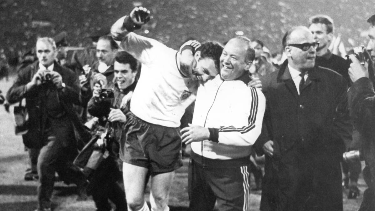Es dauerte auch nicht lang, ehe die Bayern die Löwen von der Spitze verdrängten. Erst in München, dann in Deutschland. 1967 gewann Bayern mit dem jungen Kapitän Beckenbauer und Tschik Cajkovski als zweiter deutscher Verein einen Europapokal. In Nürnberg schlug Bayern die Glasgow Rangers im Finale des Europapokals der Pokalsieger mit 1:0 in der Verlängerung