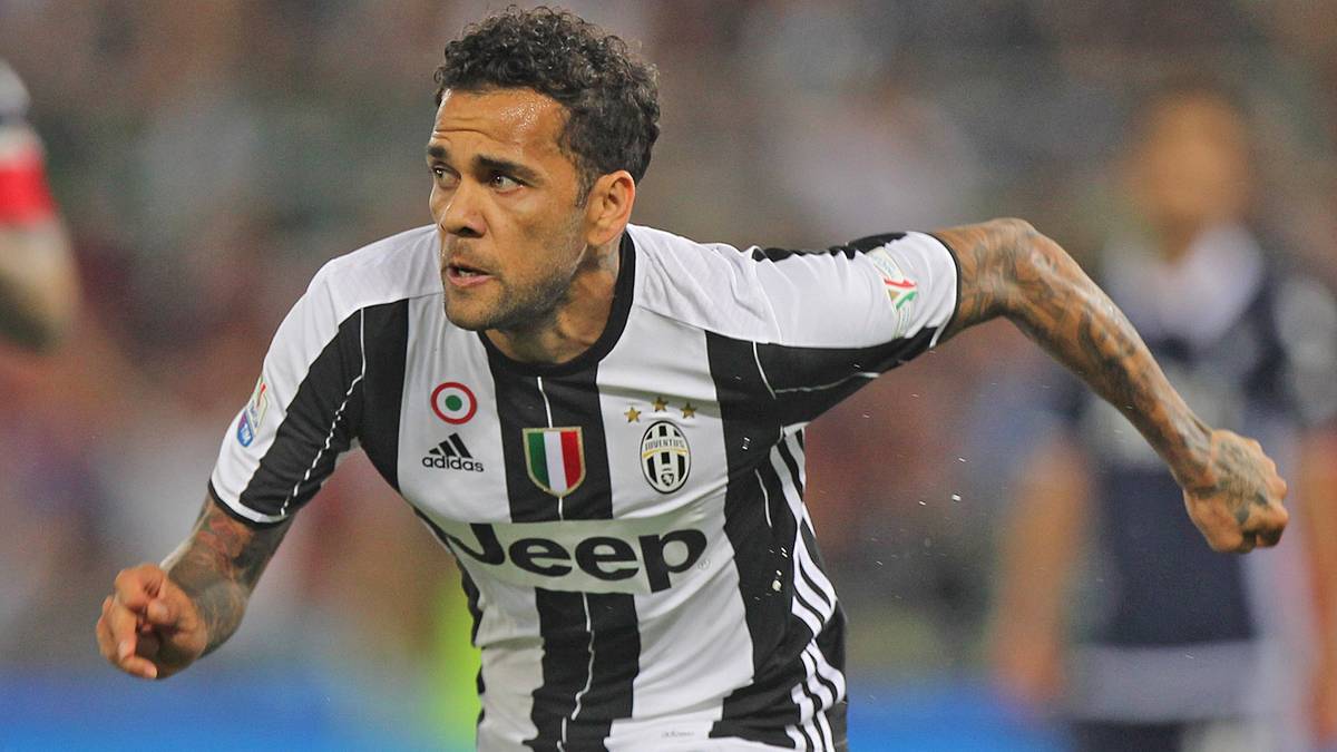 Transfermarkt Dani Alves Vor Wechsel Von Juve Zu Manchester City