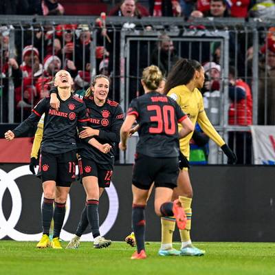 Die Frauen des FC Bayern schlagen in der Gruppenphase der Champions League überraschend den FC Barcelona. Zum Rekordspiel wird es durch die Zuschauer.