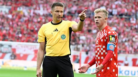 SPORT1 präsentiert die Top 10 Szenen vom 34. Spieltag der Bundesliga: Mainz 05 bekommt gleich drei Tore vom VAR aberkannt, FCB-Ikone Thomas Müller feiert seinen endgültigen Abschied aus dem deutschen Oberhaus, Leipzigs Xavi Simons erzielt per Hacke das Traumtor des Wochenendes.