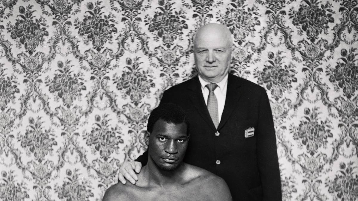 CUS D'AMATO: Gilt als Erfinder des Peek-a-boo-Stils, bei dem ein Boxer seine Hände vor das Gesicht hält. Der US-Amerikaner (oben) starb 1985, ein Jahr bevor sein Schützling Mike Tyson zum jüngsten Schwergewichts-Weltmeister aller Zeiten wurde. Er trainierte außerdem unter anderem Floyd Patterson