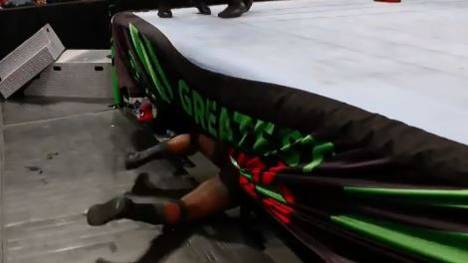 Titus O'Neil stolperte beim WWE Greatest Royal Rumble und landete unter dem Ring