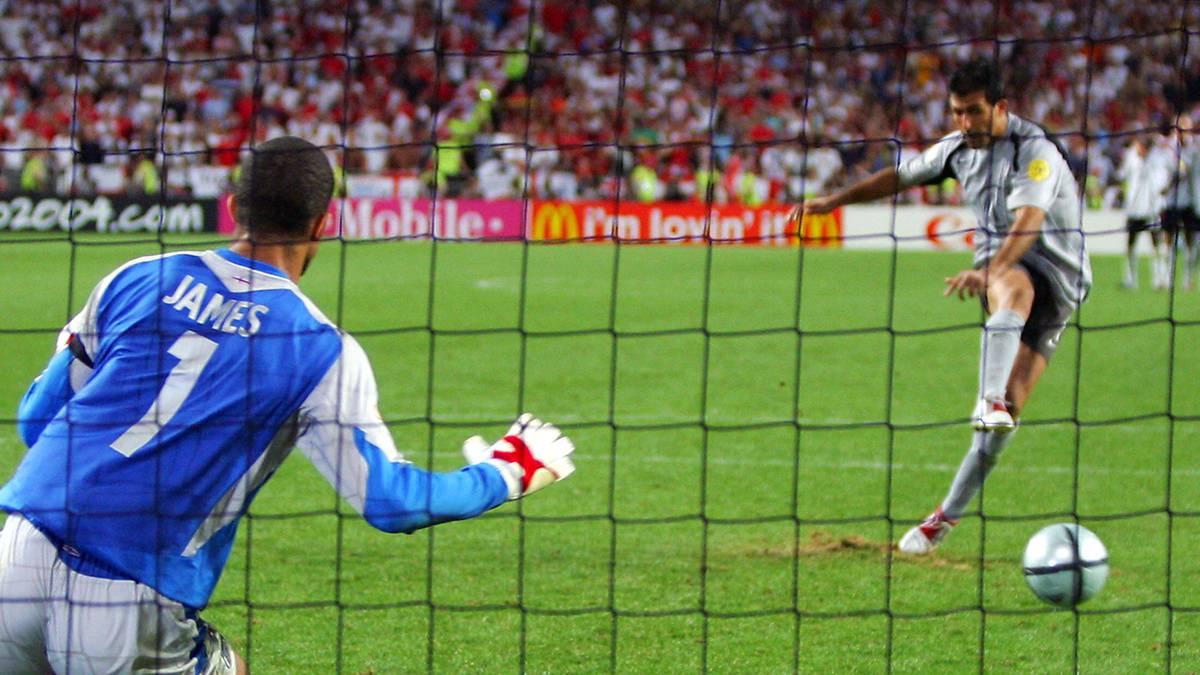 Der Portugiese Ricardo trumpft im EM-Viertelfinale 2004 richtig auf. Erst hält er den Elfmeter von Englands Darius Vassell - ohne Handschuhe. Den anschließenden verwandelt Ricardo dann selber. Portugal kommt weiter