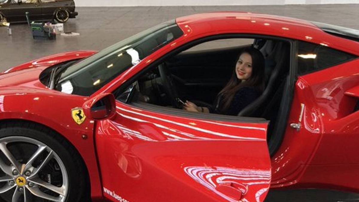 Im Straßen-Ferrari bleibt es hingegen - mindestens bis zur Volljährigkeit - noch beim Probesitzen 