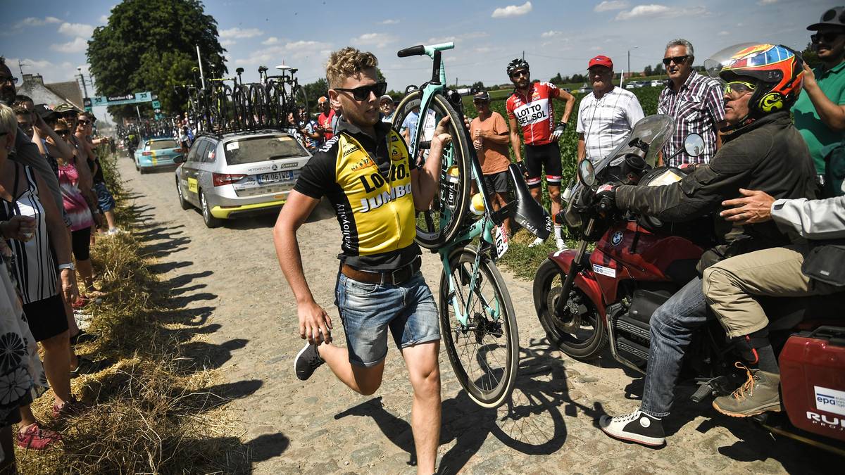 Dieser Mitarbeiter des niederländischen Teams Lotto - NL Jumbo muss sich deshalb beeilen, denn Groenewegen braucht ein neues Fahrrad