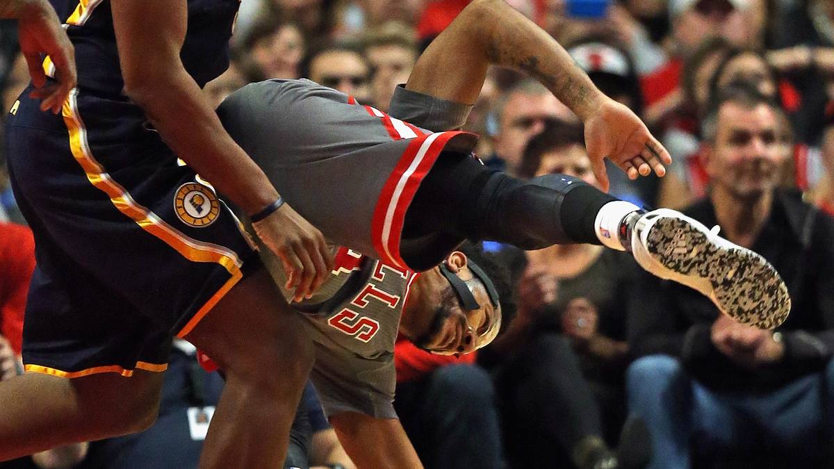 Die Pacers bringen Derrick Rose zu Fall. Er knickt während des Spiels mit dem Sprunggelenk um, allerdings nicht in dieser Szene