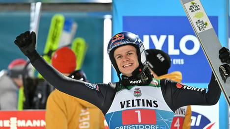 Wellinger feiert den Sieg in Oberstdorf vor 25.500 Fans