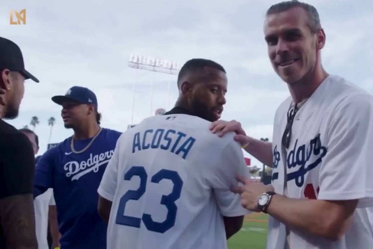 Gareth Bale und sein Mitspieler bei LAFC Kellyn Acosta durften den ersten Pitch bei den LA Dodgers werfen. Nach dem Wurf rät Bale seinem Kollegen, besser nicht die Sportart zu wechseln.