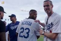 Gareth Bale und sein Mitspieler bei LAFC Kellyn Acosta durften den ersten Pitch bei den LA Dodgers werfen. Nach dem Wurf rät Bale seinem Kollegen, besser nicht die Sportart zu wechseln.