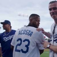 Nach Dodgers-Besuch: Bale nimmt Teamkollegen auf den Arm 