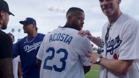 Gareth Bale und sein Mitspieler bei LAFC Kellyn Acosta durften den ersten Pitch bei den LA Dodgers werfen. Nach dem Wurf rät Bale seinem Kollegen, besser nicht die Sportart zu wechseln.