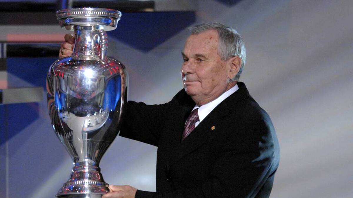 Die Sowjetunion bezwang Jugoslawien im Finale von Paris mit 2:1 und sicherte sich den ersten EM-Titel. Valentin Ivanov (Bild) war damals Top-Torschütze