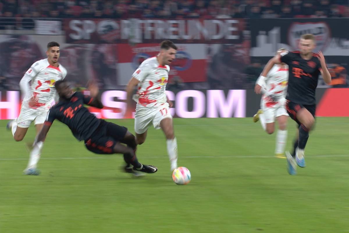 Das Topspiel zwischen dem FC Bayern und RB Leipzig endet remis. Vor allem eine Grätsche von Dayot Upamecano sorgt für Gesprächsstoff.