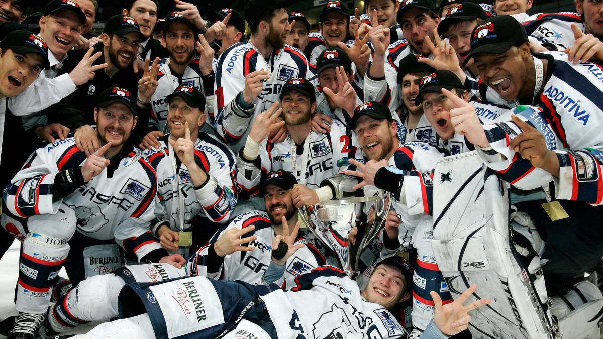 2007/08 - EISBÄREN BERLIN - Kölner Haie 3:1: Zum vierten Mal müssen sich die Kölner Haie in einem DEL-Finale geschlagen geben. Die Eisbären entscheiden die Serie in vier Spielen für sich