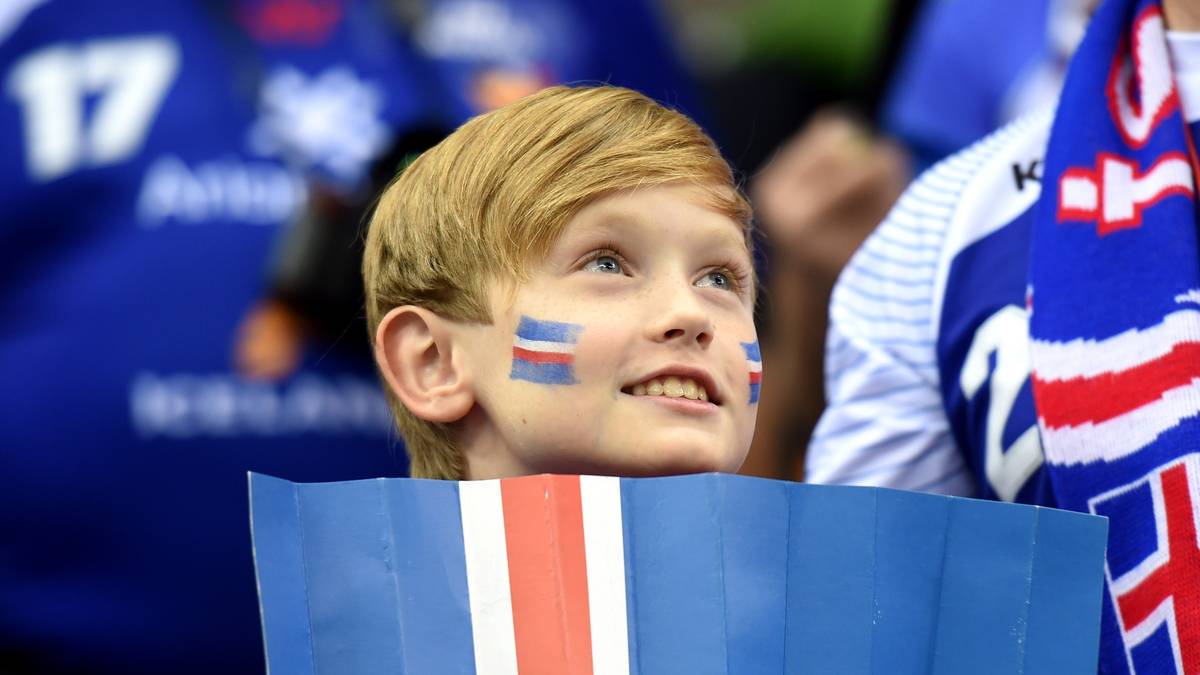 Dieser junge Fan ist stolz auf die Mannschaft