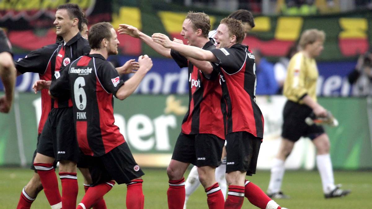 Nach dem Schlusspfiff kennt der Jubel keine Grenzen. Christoph Preuss (Mitte) freut sich mit seinen Kollegen Michael Fink (2.v.l.) und Patrick Ochs (r.). Oliver Kahn (im Hintergrund) ist restlos bedient. Vielleicht gelingt Eintracht-Stürmer Alexander Meier ja auch so ein Kunstschuss? Armin Veh hätte sicher nichts dagegen