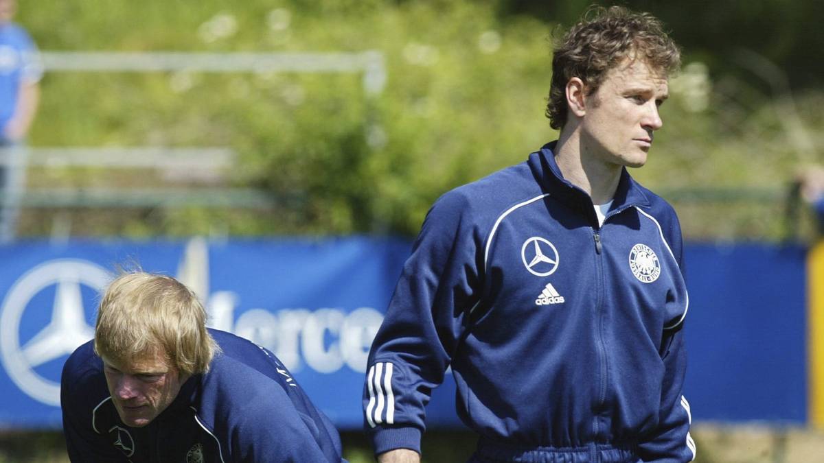 Nach der missratenen EM 2004 erlebt Kahn dann aber einen doppelten Tiefschlag: Der neue Bundestrainer Jürgen Klinsmann setzt ihn als DFB-Kapitän ab - und ruft mit Blick auf die Heim-WM 2006 einen offenen Konkurrenzkampf mit Jens Lehmann aus. Ein Konkurrent, mit dem Kahn sich nicht gut versteht. Gar nicht gut ...